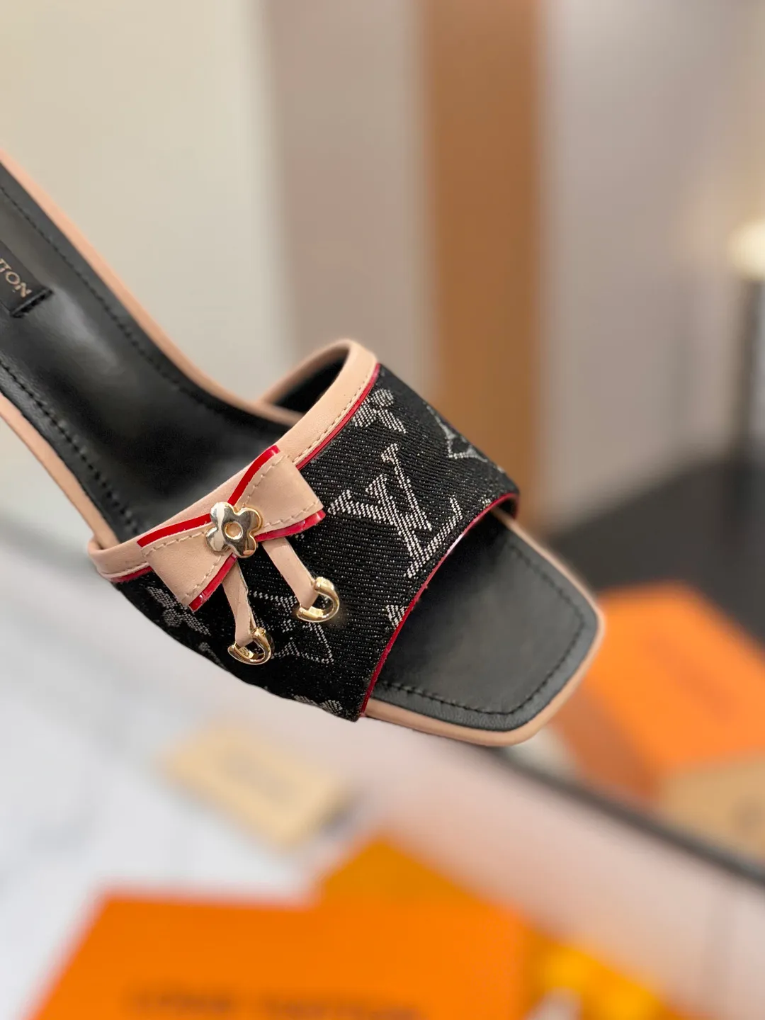 👟👟Ex-factory price 620👟👟 Latest in 2025 L✔ The latest catwalk style sandals from L✔ Home counters, official website series updated simultaneously, perfect last + LV new element button design, full of femininity, noble temperament, original reverse mold last, ultimate 1:1 shape, high-end quality, imported high-end fabrics showing exquisite texture! Fabric: LV presbyopia leather/LV denim Lining: high-quality soft sheepskin lining Feet: imported goatskin Customized A-grade high-density private mold outsole, luxurious packaging! Private model and 5cm layered leather heel Size: 34-42, (34, 40, 41, 42 customizations are not returnable)